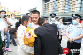 养父重病之际揭开身世之谜 男子与失散30年的亲人团聚图片