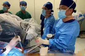 手术当天即可下床行走，上海市一医院特邀“新助手”为七旬老人置换全髋关节图片