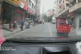 越过黄实线超车，结果自作自受！| 一线微观图片