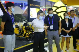 中国贸促会副会长柯良栋调研西博会松果出行展台图片