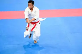 空手道——母世科夺得男子个人型比赛冠军图片