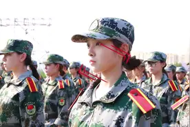 曲阜师范大学日照校区军训现场直击，太飒了图片