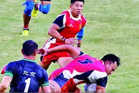 橄榄球：雨中见证热血沸腾图片