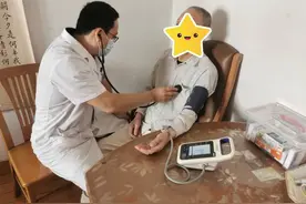 健康小站天使录｜95岁大伯在餐桌垫下夹了两张重要卡片，“这是我的医生朋友”图片