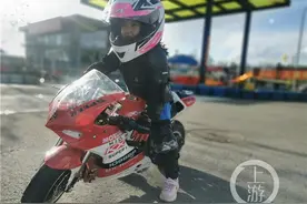 4岁“追风少女”成中国最小摩托车手 还成功带妈妈“入坑”图片