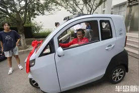 “脚刹”改造成“手刹”，代步“神器”送校园！爱心包围青岛科技大学自强学子刘凯旋图片