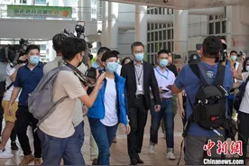 香港警队“一哥”到九龙公园体育馆投票站视察图片