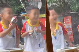 手里拿零食 心中有摇滚！两小学生蹭鼓点蹦迪超带感 网友：未来舞者图片