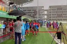 滂沱大雨浇不灭“争冠的心”图片