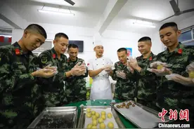 武警上海总队 多彩军营活动庆祝中秋佳节图片