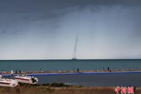 青海湖现“龙吸水”奇观图片