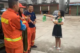 泸县灾区12岁小女孩自掏腰包为森林消防员买饮料，后被“找上门”图片