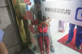 小男孩手指被夹门缝，民警：“吹一口仙气就不疼了！”图片