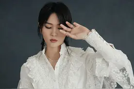 周笔畅白色蕾丝衬衫优雅范 个性脏辫发饰添酷拽魅力图片