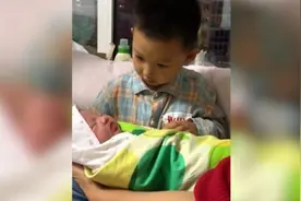 4岁哥哥第一次见新生妹妹，全程小心翼翼满脸宠爱视频封面