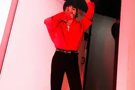 华晨宇炙热红衣写真明朗率性 举手投足尽显王者霸气图片