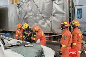 澄迈一辆大货车倾斜压瘪轿车 幸有路过吊车协助救援图片