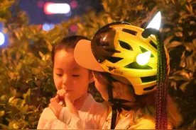 还记得那个带着女儿跑外卖的95后姑娘吗？她当队长了 女儿上幼儿园中班了图片