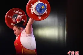 两位奥运冠军同台竞技 李雯雯夺女子举重87公斤以上级金牌图片