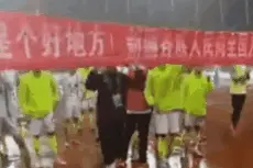 全运会U20男足决赛后，新疆队拉起感人横幅：向全国人民致敬，大美新疆欢迎您图片