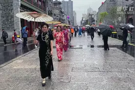 老街新生：雨中漫步钟楼街视频封面