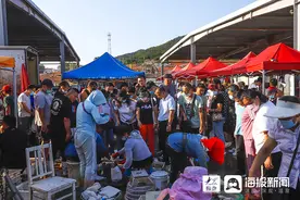 中秋临近烟台掀起海鲜采购潮 有摊主一天能卖上千斤鱼图片