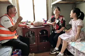 中秋假期，这一家三口在工地团圆图片