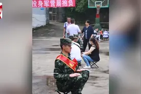 外公去世新兵独自入伍无人送行，独自端坐令人心疼！评论暖了图片