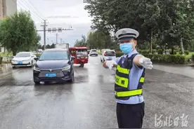 疏通拥堵保畅通 河北公安交管全力做好双节道路交通工作图片