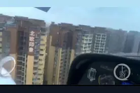 轻型飞机超低空穿越成都人口稠密区，最低时还没有居民楼高图片