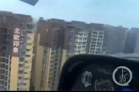 轻型飞机超低空穿越成都人口稠密区，最低时还没有居民楼高图片