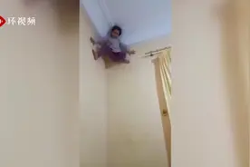 国外一五岁女孩用手脚蹬墙壁爬到房顶 被称蜘蛛女孩图片