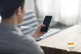 银行卡莫名收到一笔钱，对方说转错？千万别自行转回去图片