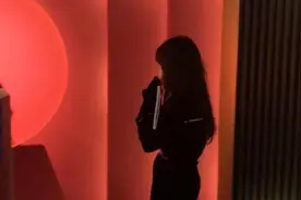 对话“假扮名媛连蹭21天”央美女生：担心作品传播有违本意视频封面