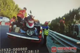 广西老夫妇骑电动车误入高速 交警及时救援图片