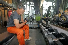 报料！年轻人扎堆的健身房，来了一个55岁的环卫大叔：每天工作要走3万多步，还要泡泡健身房图片