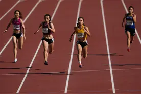 田径——女子100米预赛赛况图片