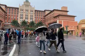 提前50分钟！北京环球影城正式开园 游客奔跑入园图片
