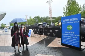 北京环球度假区开园首日：游客穿“巫师袍”、交警冒雨执勤图片