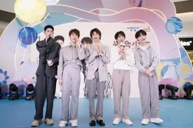 光合少年惊喜亮相龙湖南京江北天街，现场做月饼遭粉丝“点菜”图片