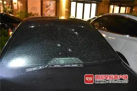 刑拘！南宁一男子打弹弓，致多辆小车“中弹”受损图片