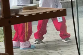 市民随手一拍！贵州这两个娃火了......哈哈哈哈哈图片