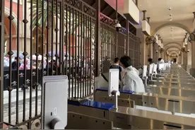 北京环球开园首日：游客穿着哈利院袍飞奔，“今天来返校了”图片