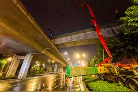 中铁十局黄台联络线跨工业北路高架桥百米连续梁合龙图片