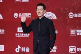 朱一龙亮相北影节开幕红毯 黑西装配短发帅气挺拔图片
