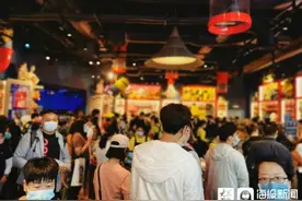 北京专报丨探访北京环球影城小黄人IP周边店 店内拥挤购物游客排长队结账图片
