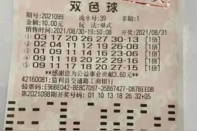 给宝宝买童装路上偶遇投注站，荆州监利彩民“随缘”机选5注双色球中奖794万元图片