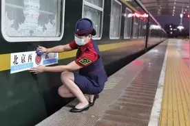 丈夫身穿制服手捧鲜花突然出现……这对列车长夫妻中秋站台过节图片