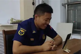 中秋假期坚守岗位 消防员与女儿视频连线：感觉她长胖了图片