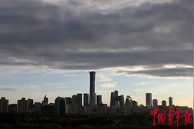 中秋前夕：北京雨后气象万千“中国尊”撑起一片天图片